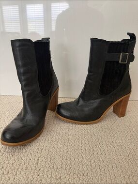 Black Leather Chelsea High-Heel Boot size 6